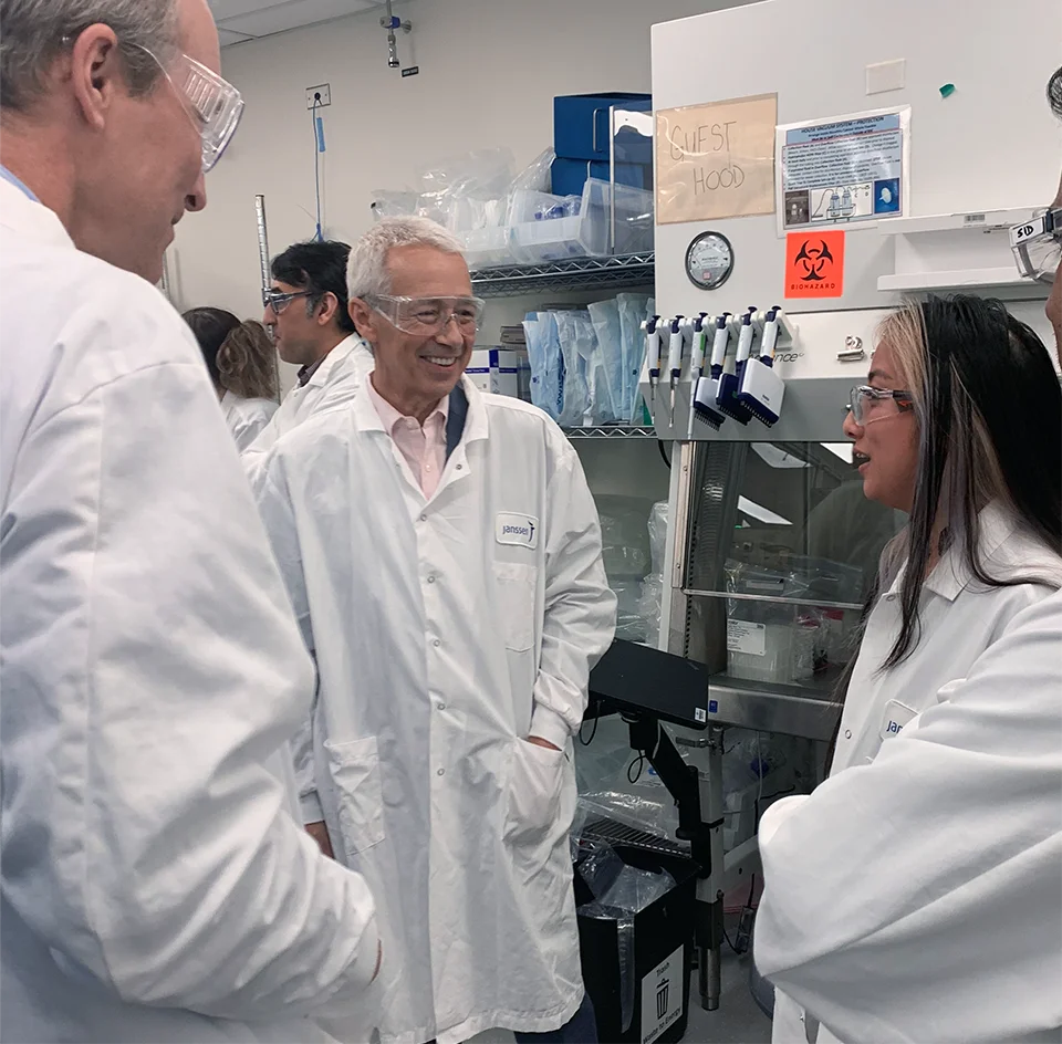 Joaquin Duato, Chairman of the Board and Chief Executive Officer, engages with employees during a tour of a Johnson & Johnson research lab. (photo)