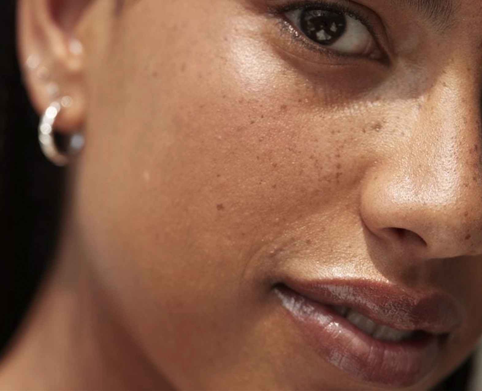 Close-up of a woman's cheek (photo)