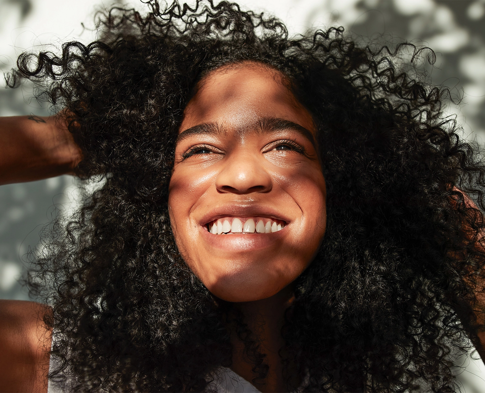 Close up portrait of smiling woman (photo)